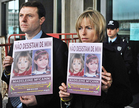 Gerry y Kate McCann muestran una foto de su hija desaparecida. AFP