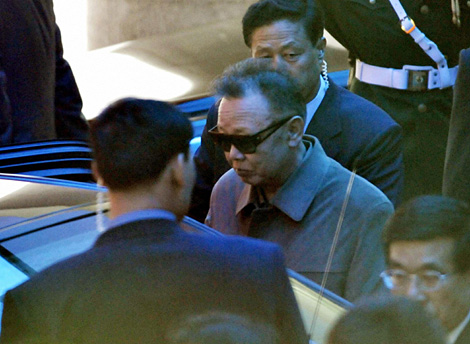 Kim Jong-il sale de un hotel en Dalian, China, este lunes. | Reuters/Kyodo