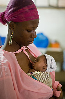 Aminata, 18 aos y su beb Maimouna, prematura, en Mali. | Joshua Roberts