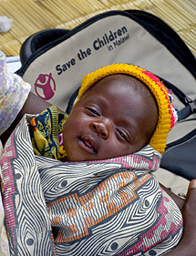 Aisha en los brazos de su madre Kelita, en Malawi. | Michael Bisceglie