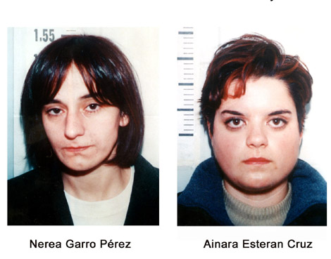 Las dos etarras, en las fotografas tomadas por la Polica en su detencin, en 2000.