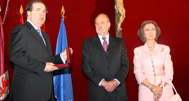 Don Juan Carlos y Doa Sofa, reciben la Medalla de Oro de Castilla y Len, en la Colegiata de San Isidoro, de manos del presidente de la Junta de Castilla y Len, Juan Vicente Herrera. | Ical