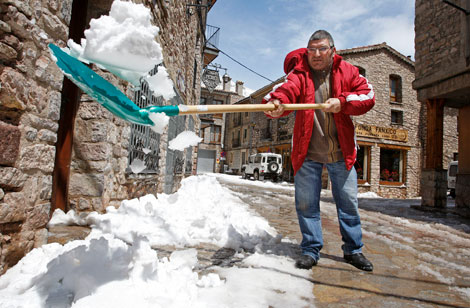Un vecino de Castellar de N'Hug retira nieve de su casa | Efe