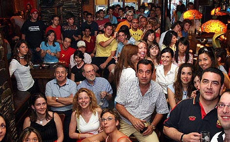 Aficionados viendo ftbol en un bar. (Foto: Pablo Requejo)