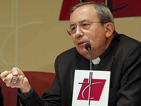 El obispo de Ciudad Real en la presentacin de la campaa para la Renta 2010 | Efe