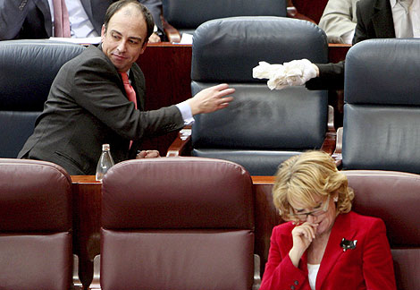 Martn Vasco, en la Asamblea de Madrid, con la presidenta Esperanza Aguirre. | EL MUNDO
