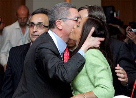 El alcalde de Alberto Ruiz-Gallardn besa a la entonces consejera delegada de Madrid 16.