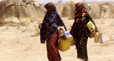 Dos mujeres acuden a un surtidor de agua en Etiopa. | Reuters