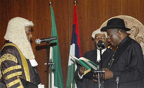 Goodluck Jonathan (a la derecha) jura como presidente de Nigeria. | Efe