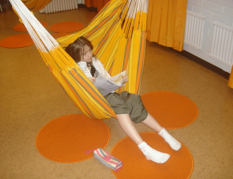 Una niña estudia en la escuela Jakomaki de Helsinki.| Finnfacts