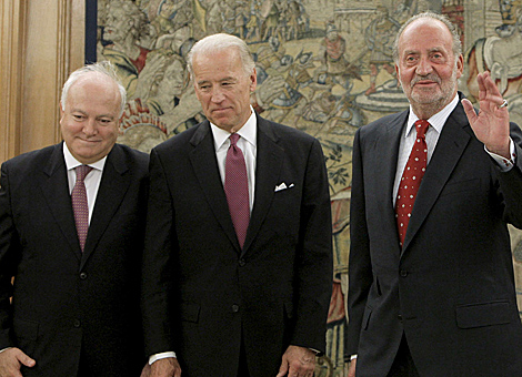 Moratinos, Biden y el Rey en el Palacio de la Zarzuela. | Ap
