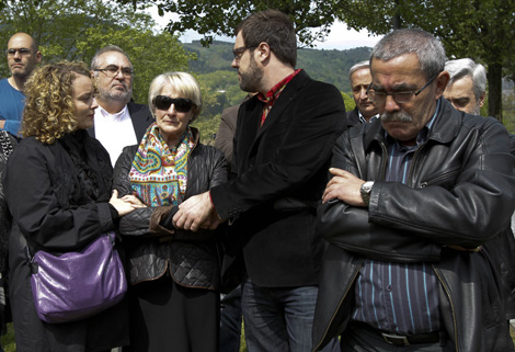 El alcalde de Andoain, Amutxastegui (derecha), junto a la viuda y el hijo de Lacalle. | Justy