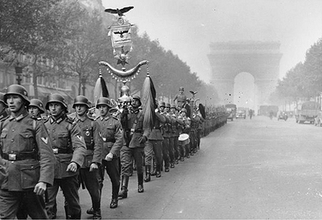 Tropas nazis marchando por París