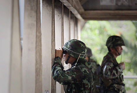 Soldados tailandeses vigilan la zona donde se produjeron los ataques. | Reuters
