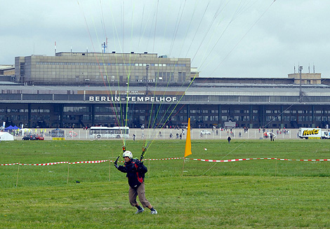 El parque, con el edificio del aeropuerto al fondo. | AFP