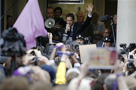 Clegg, al fondo, se dirige a los manifestantes. | Ap