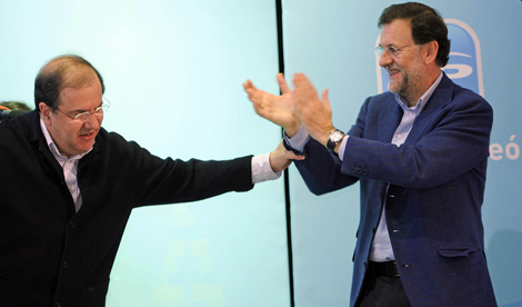 Rajoy aplaude a Herrera durante la convencin. | Ical
