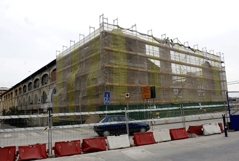 Demolicin de los antiguos talleres de Renfe. | C. Daz