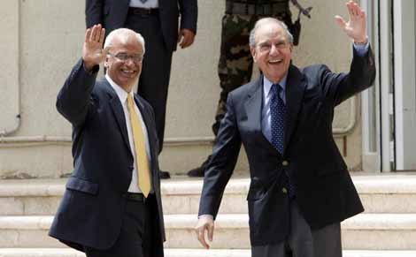 Saeb Erekat (izqda.) y George Mitchell, ayer, en su encuentro en Ramala. | Reuters