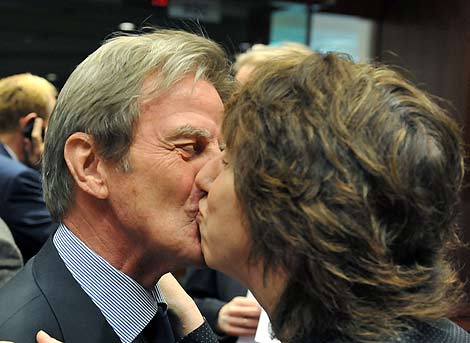 Bernard Kouchner besa a Catherine Ashton, jefa de la diplomacia de la UE. | Afp
