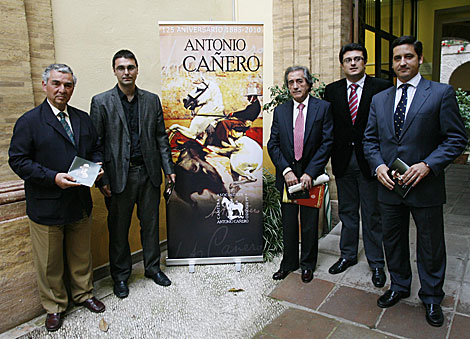 El director de la Filmoteca, Pablo Garca Casado -segundo por la izq.-, con los promotores del homenaje al rejoneador cordobs Antonio Caero. | M. Cubero