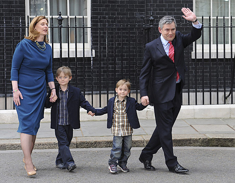 Brown, junto a su mujer y sus hijos, tras anunciar su dimisin. | Reuters