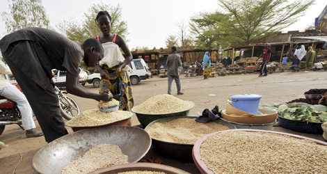 Una niña compra maíz en un mercado en Níger. | Afp