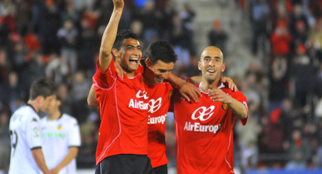 Valero celebra un gol del Mallorca junto a sus compaeros.