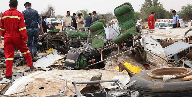 Fuerzas de Seguridad libias ante los restos del avin siniestrado en Trpoli. | Afp