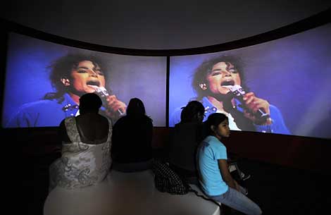 Un grupo mira una actuacin del cantante. | Reuters