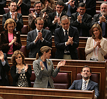Diputados del PP aplauden Rajoy. | B.Rivas