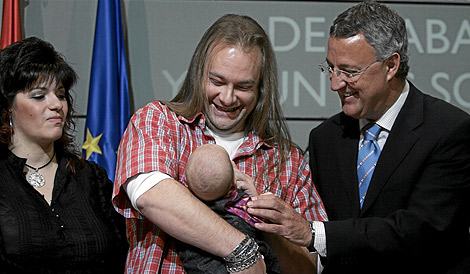 El ex ministro Jesús Caldera, durante la presentación del cheque-bebé en 2007. | Javi Martínez