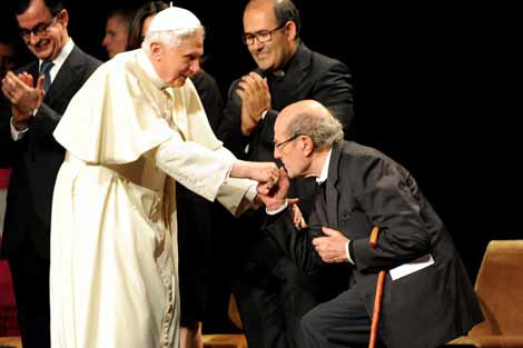 El cineasta Manoel de Oliveira besa la mano del Papa. | Afp