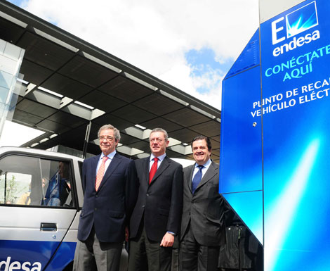 Gallardn, junto a los presidentes de Telefnica y Endesa, ha inauguraso la primera cabina. | Ayuntamiento