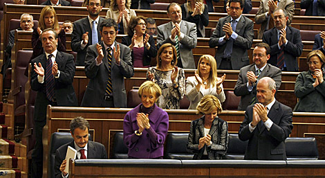 Guerra y Fernndez Marugn (arriba, a la izqda.) no se levantan a aplaudir a Zapatero. | B. Rivas