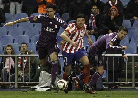 Topal pugna por un baln con Ujfalusi en un partido. | Gonzalo Arroyo