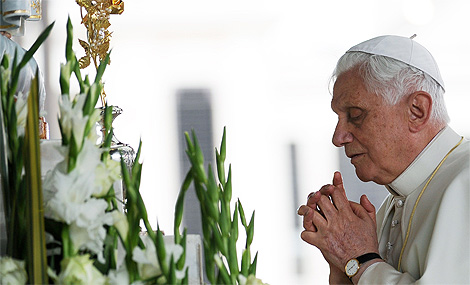 El Papa, ante la estatua de Nuestra Señora de Fátima. |Afp