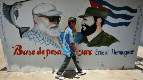 Un cubano camina delante de un mural que recuerda el encuentro. | Efe