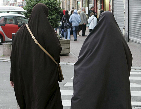 Dos mujeres musulmanas paseando en Douai, (al norte de Francia)., en mayo de 2007. | MAXPPP