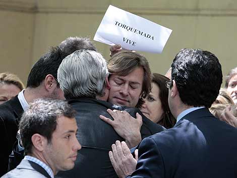 El juez Santiago Pedraz abraza a Garzn tras salir de la Audiencia Nacional. | AP