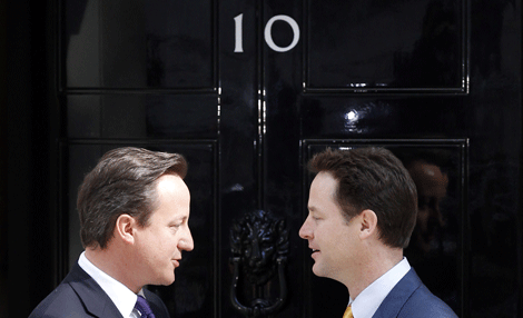 Cameron y Clegg ante el nmero 10 de Downing Street. | Reuters
