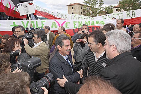 El presidente de Cantabria, Miguel ngel Revilla, en Monzn de Campos, Palencia. | M. Brgimo