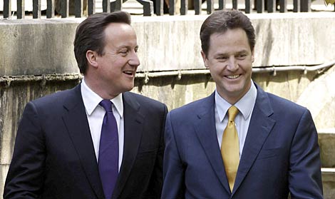 El primer ministro britnico, David Cameron, y su socio Nick Clegg, en Downing Street. | Reuters