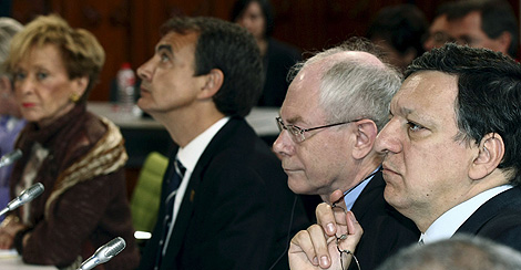 De la Vega, Zapatero, Van Rompuy y Barroso, el domingo en Santander. | Efe