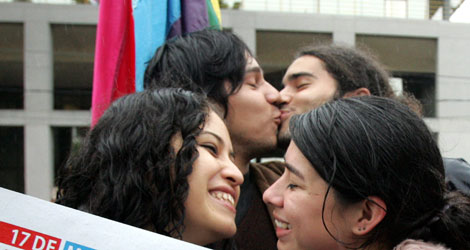 Miembros de un colectivo homosexual se besan contra la homofobia en Paraguay. | Efe