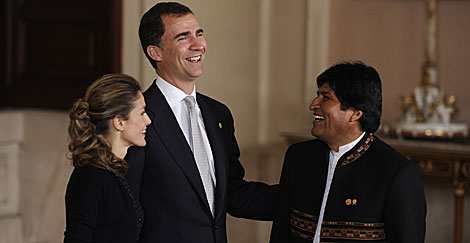 Evo Morales, con los Prncipes de Asturias en la cena en Palacio Real ofrecida este lunes. | Afp
