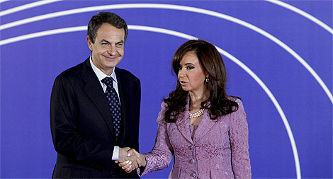 Zapatero saluda a la presidenta argentina. | Efe