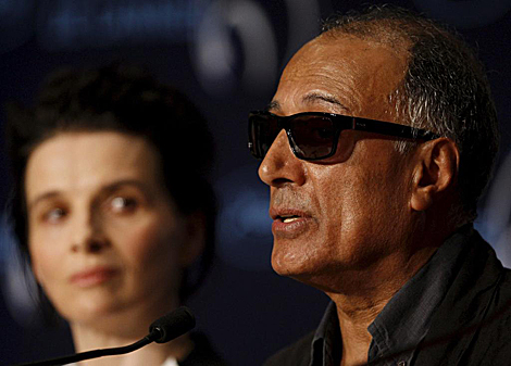 Abbas Kiarostami y Juliette Binoche, esta mañana en Cannes. | Efe