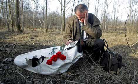 Un ciudadano llora ante los restos del fuselaje del avin de Kaczynski. | Ap