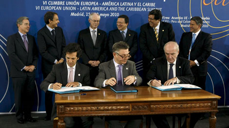 Los mandatarios europeos y latinoamericanos firman el acuerdo. | Efe